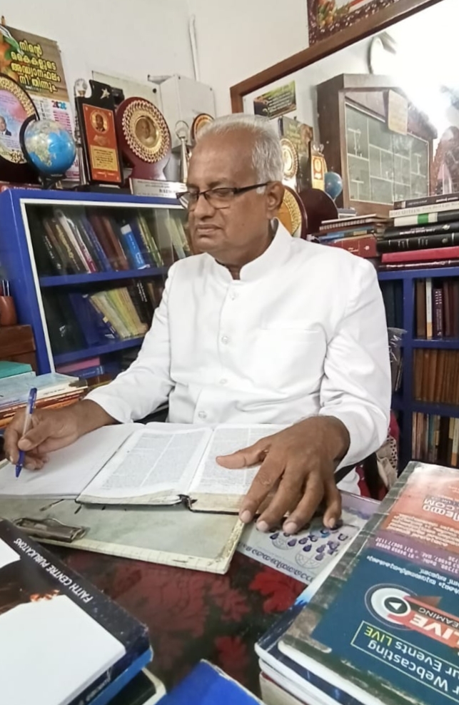 പതിനെട്ട് പുസ്തകങ്ങൾ എഴുതി പൂർത്തീകരിച്ച് പാസ്റ്റർ കെ.സി തോമസ്