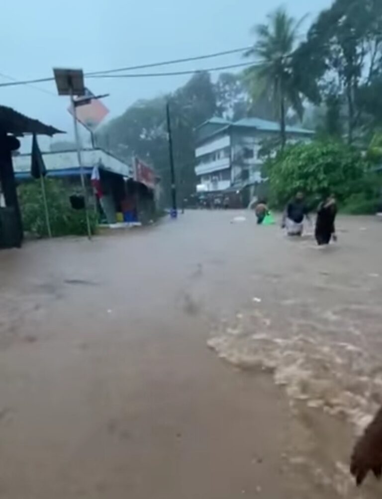 കോട്ടയം മുണ്ടക്കയം കൂട്ടിക്കലിൽ ഉരുൾപൊട്ടൽ 3 മരണം 10 പേരെ കാണ്മാനില്ല